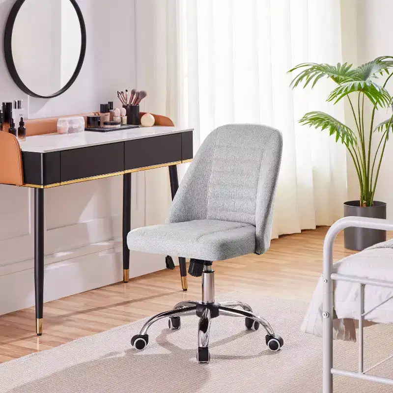 Chaise de bureau à dossier mi-haut en similicuir avec piètement en métal chromé