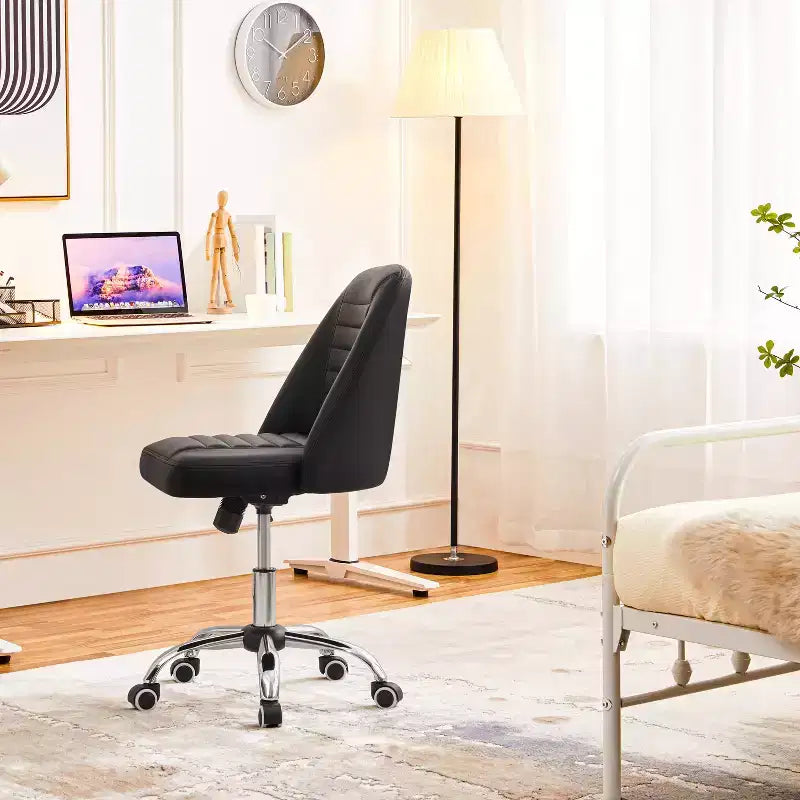 Chaise de bureau à dossier mi-haut en similicuir avec piètement en métal chromé