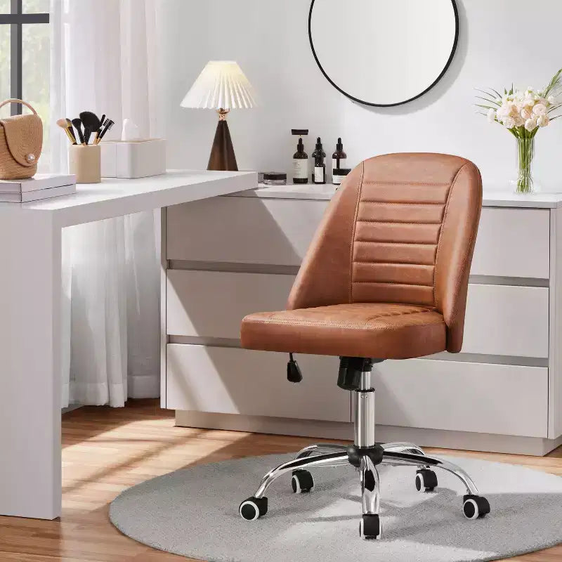 Chaise de bureau à dossier mi-haut en similicuir avec piètement en métal chromé